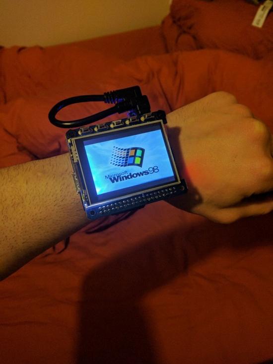运行Windows 98系统的智能手表：还能玩扫雷