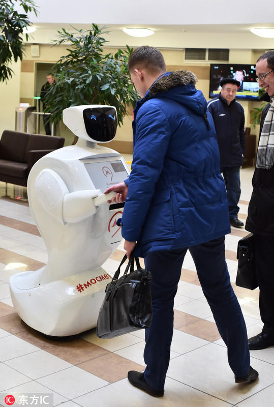 莫斯科地铁启用机器人助手 会讲笑话逗乘客开心
