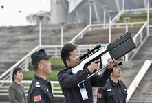 武汉警方配备无人机反制枪  发射电磁波对抗黑飞