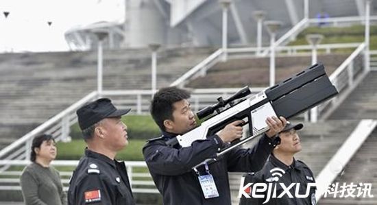 武汉警方配备无人机反制枪  发射电磁波对抗黑飞