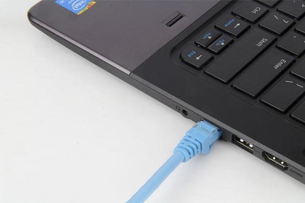 笔记本电脑插网线网速比连WiFi无线更快吗？