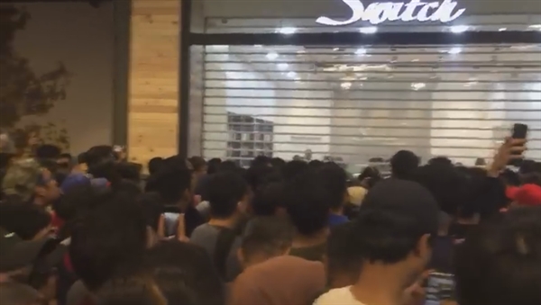 马来西亚苹果店 300 元清iPhone 5s库存：引万人排队