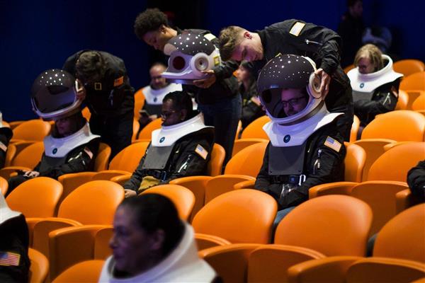 戴上这个宇航员VR头盔 感受第一视角的地球美景