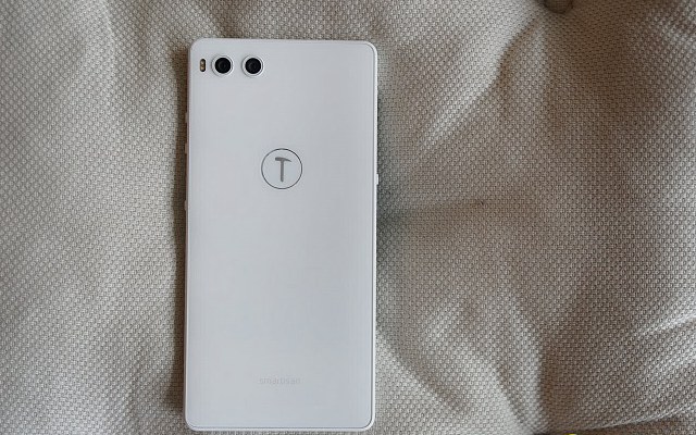 最美白色手机 坚果R1白色开箱图赏