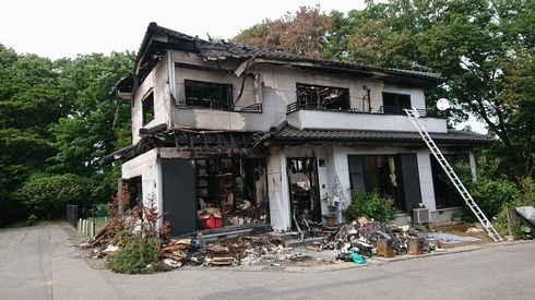 日本漫画家网上卖自家烧毁房屋写真 网友吐槽