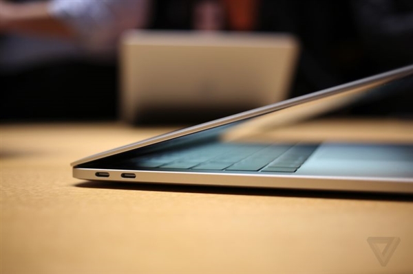 苹果新一代MacBook隐藏特性：四个雷电接口都是全速