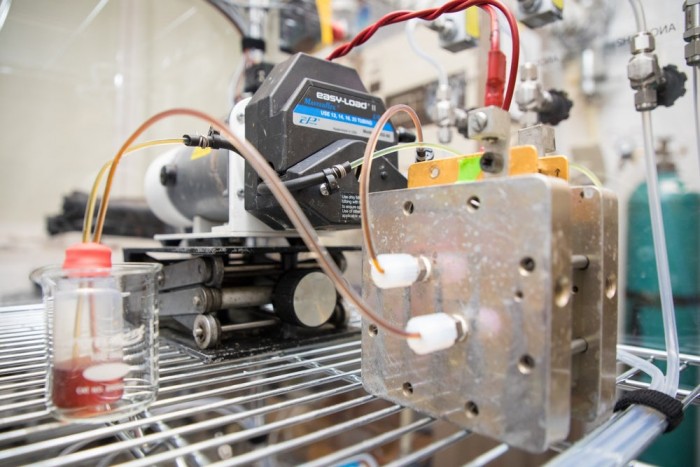 哈佛新型有机液流电池采用了长寿命的“圣经”分子