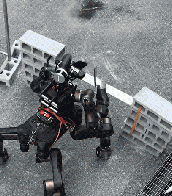 这款搜救机器人采用了半人马设计外形 四条腿加两只手