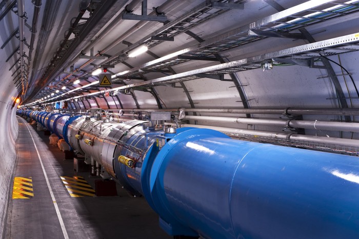 大型强子对撞机首次加速原子：达到接近光速