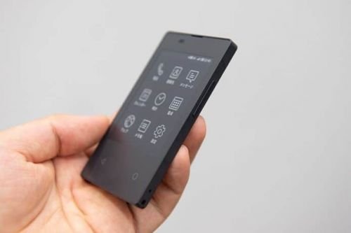日本全球最薄最轻的4G卡片型手机KY01L：仅有名片大小