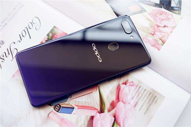 OPPO R15星空紫的真机图赏：最有个性的星空渐变之美