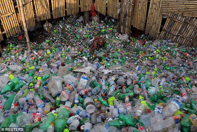 塑料在我们的日常生活中普遍存在，人类也以多种方式接触塑料。