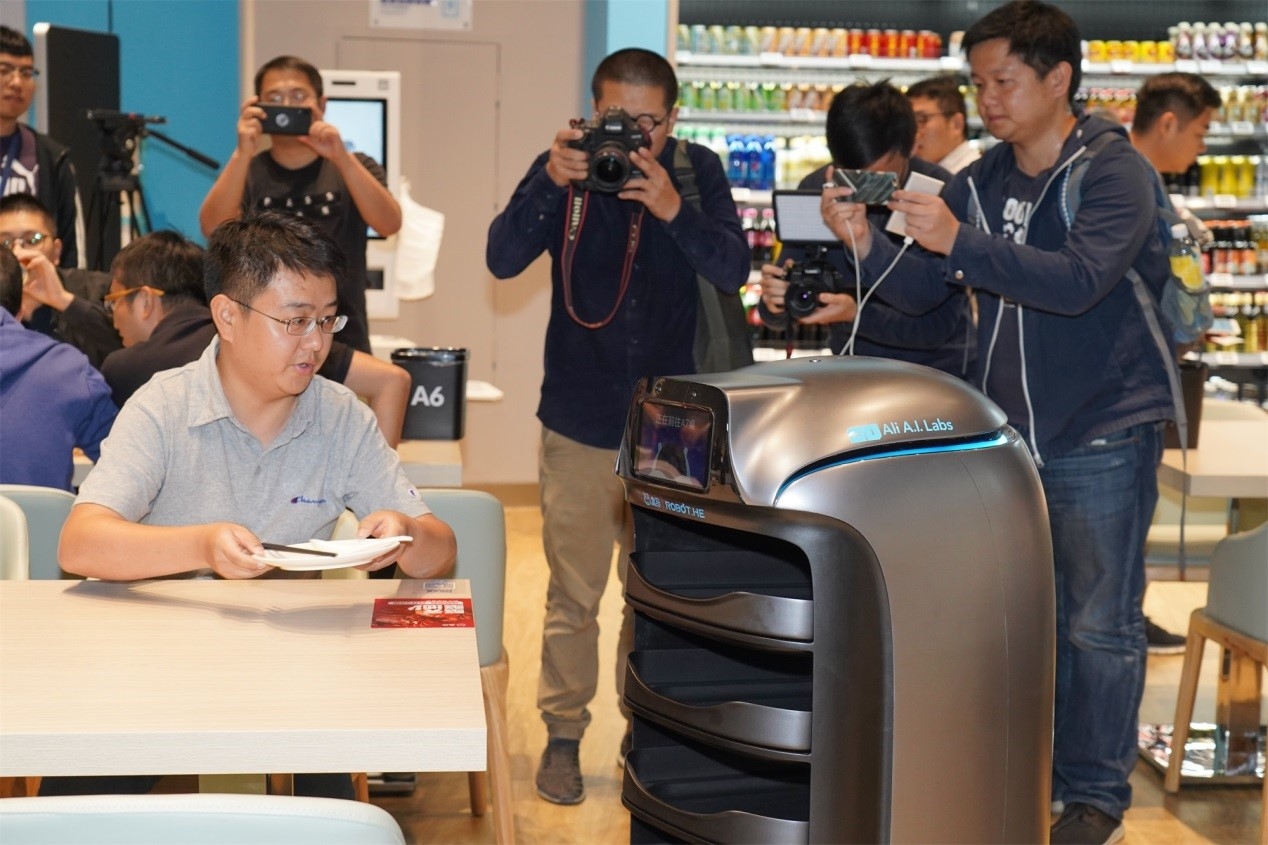 阿里收餐机器人“上岗” 能帮餐厅服务员干80%体力活
