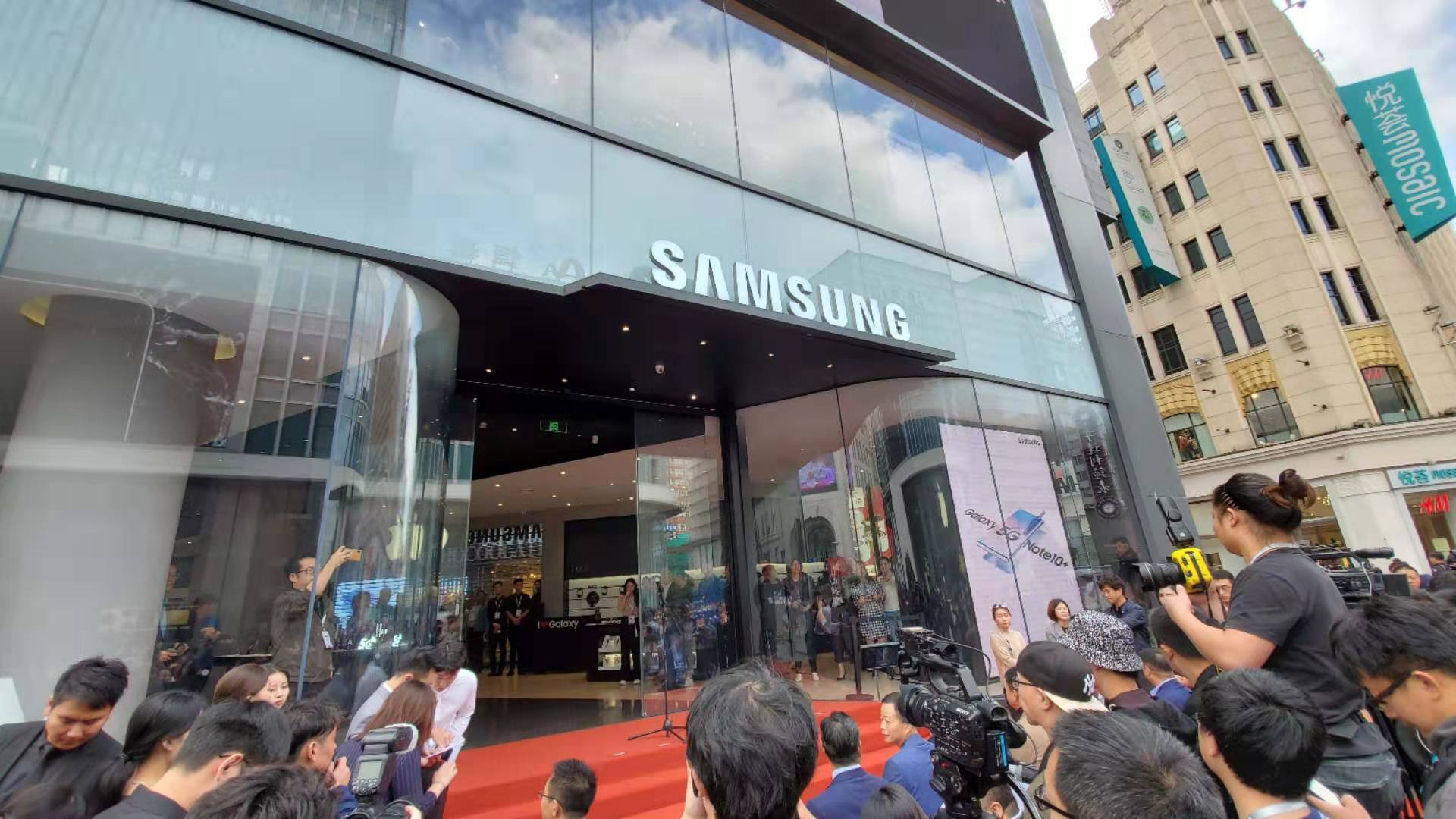 三星上海外滩旗舰体验店开业 三星Galaxy A90 5G发布