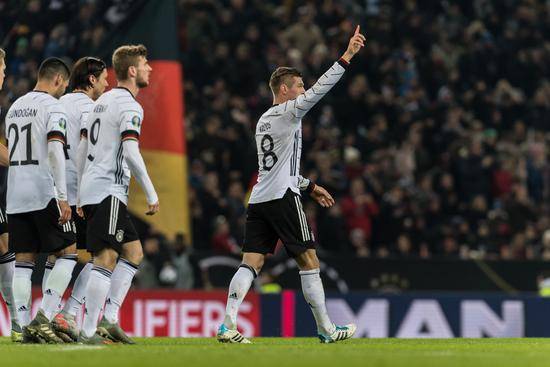 德国4-0提前出线，克罗斯2射1传诺伊尔扑点，德国队6胜1负积18分！
