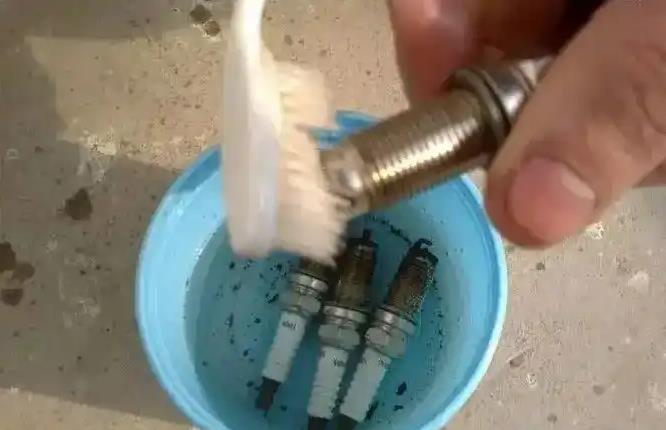 逸动火花塞有积碳清洗方法，逸动火花塞更换教程