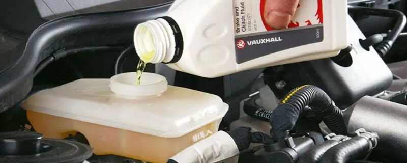 新车刹车油多少公里换一次？