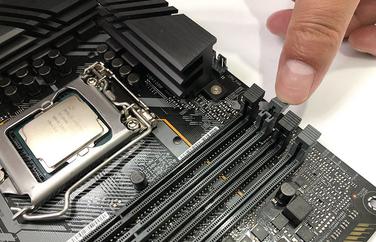 台式机电脑内存安装的图解方法教程