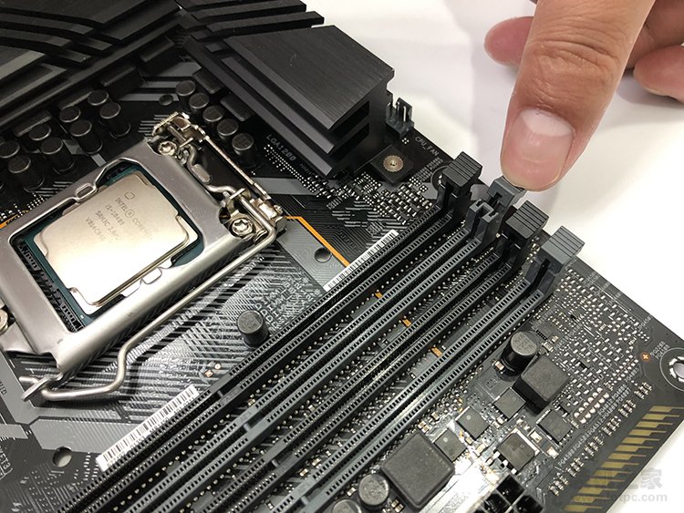 台式机电脑内存安装方法图解，双通道内存条插法