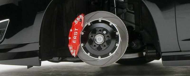 汽车刹车盘多久更换一次？换刹车盘需要更换刹车片吗