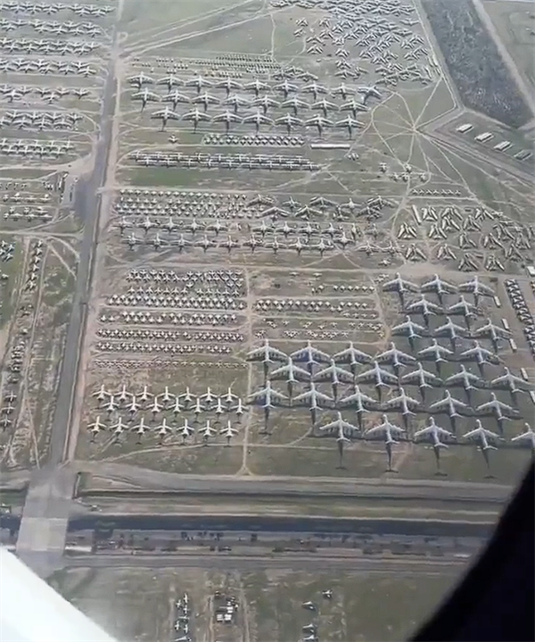 飞机上俯瞰美国飞机墓地：密密麻麻 蔚为壮观